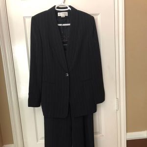 Jones New York Beautiful Woman’s dress suit